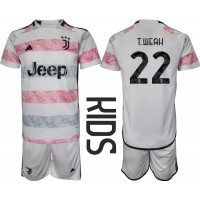 Juventus Timothy Weah #22 Replika babykläder Bortaställ Barn 2023-24 Kortärmad (+ korta byxor)